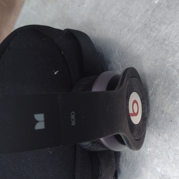 Beats By Dr.Dre Solo Over-Ear Headphones Black with Cushioned Ear Cups - Picture 2 of 3